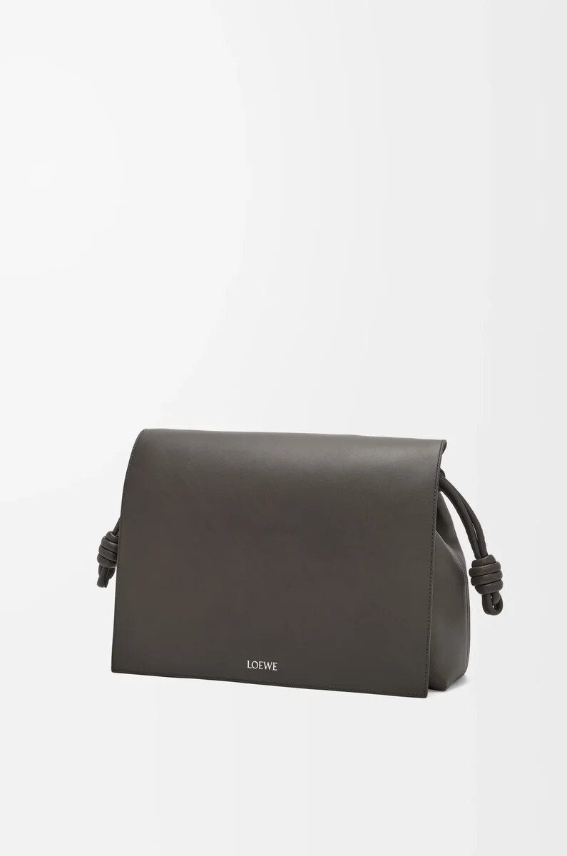 bolso flamenco en piel de becerro flexible y brillante color gris oscuro