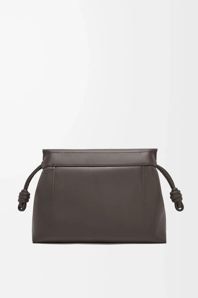 bolso flamenco en piel de becerro flexible y brillante color gris oscuro