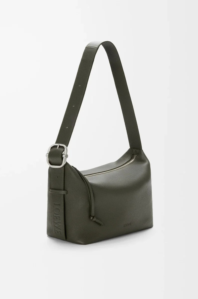 bolso hobo loop en piel de becerro granulada flexible color caqui oscuro