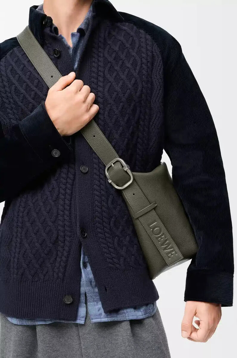 bolso hobo loop en piel de becerro granulada flexible color caqui oscuro