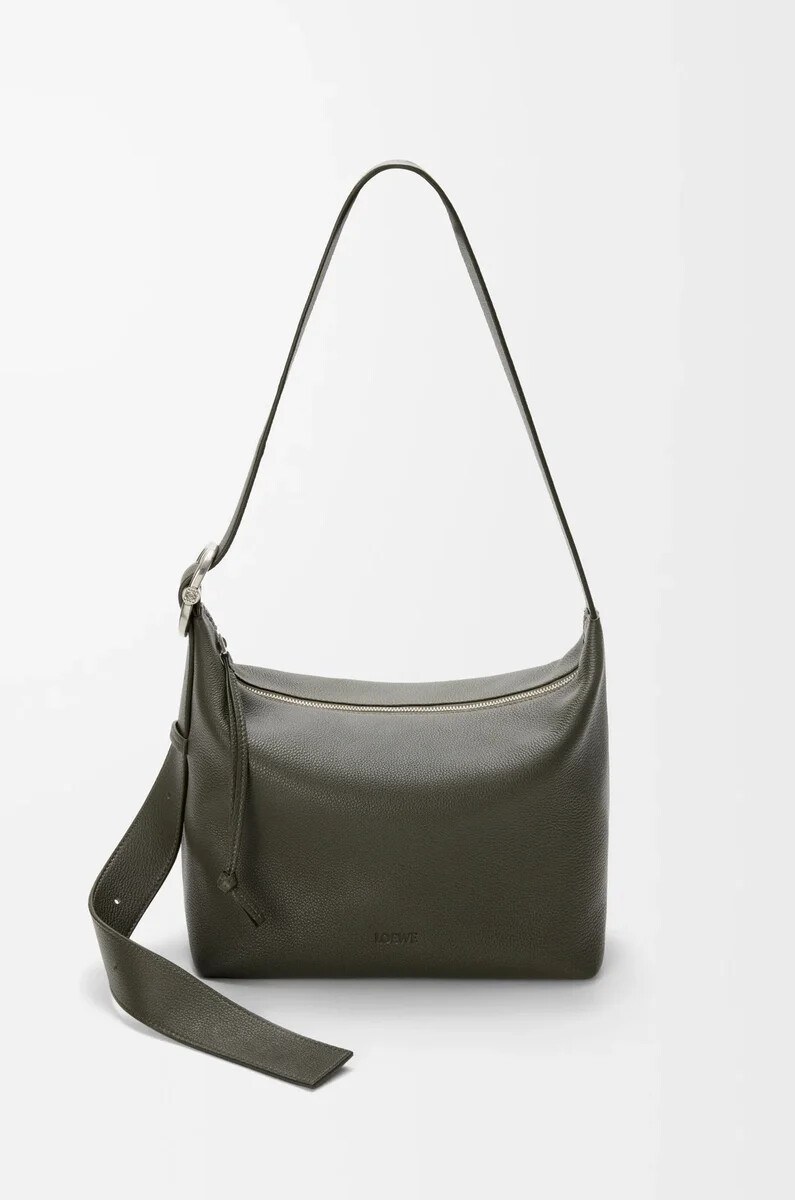bolso hobo loop en piel de becerro granulada flexible color caqui oscuro