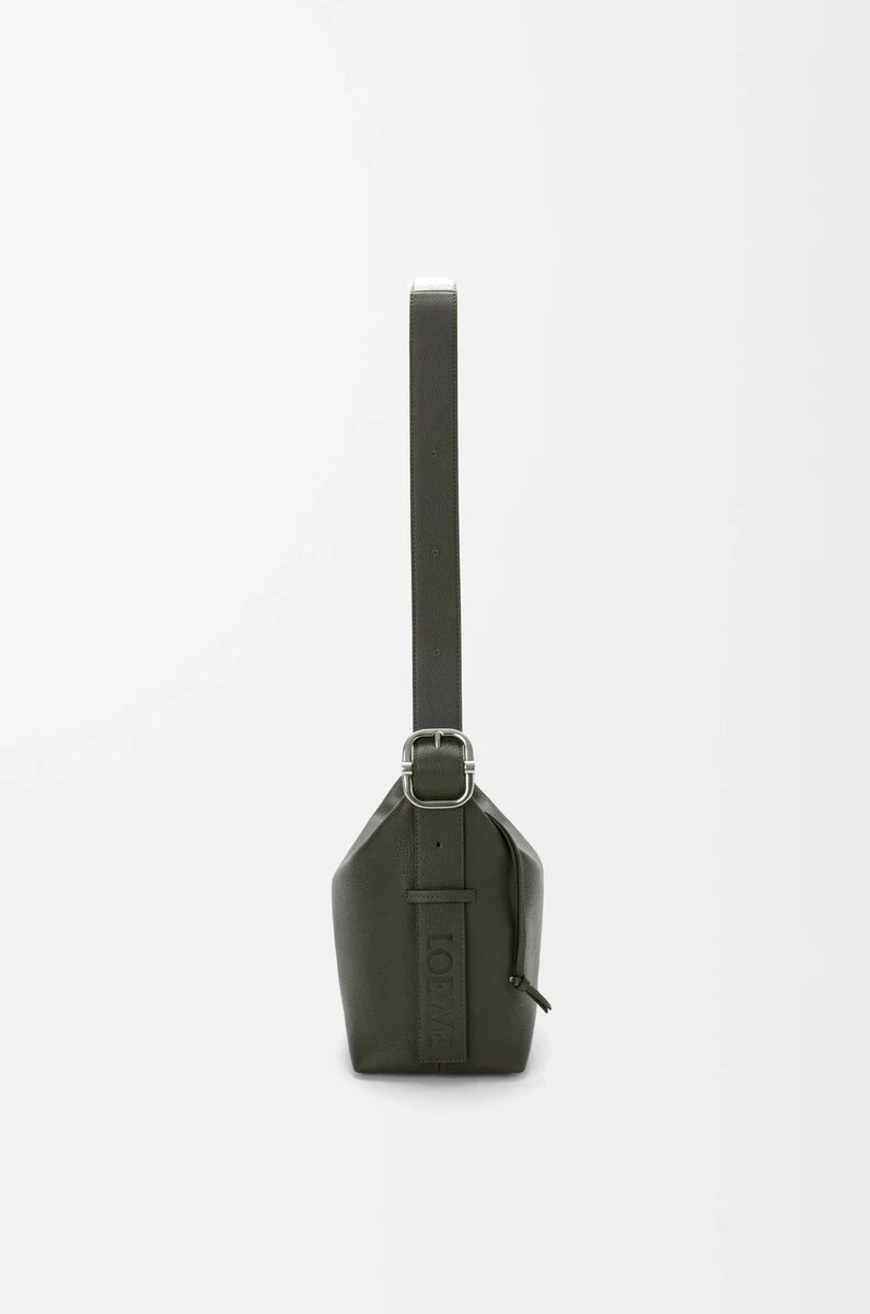 bolso hobo loop en piel de becerro granulada flexible color caqui oscuro