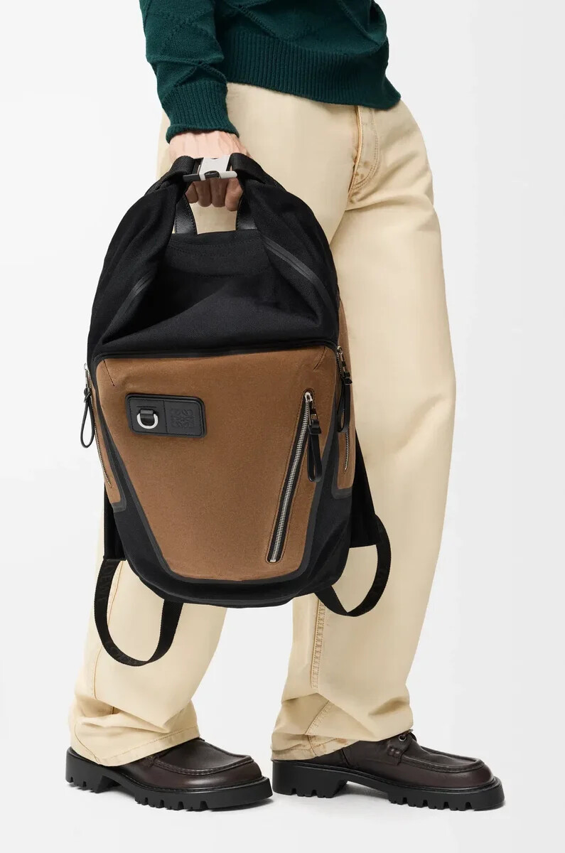 mochila flexible con cierre enrollable en lona y ante negrooro oscuro