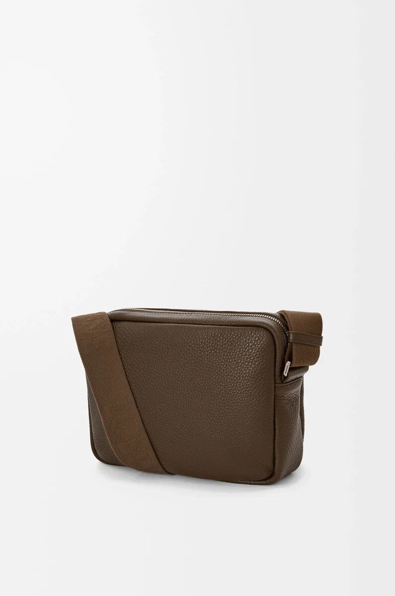 bolso bandolera mediano pebble en piel de becerro granulada flexible tundra