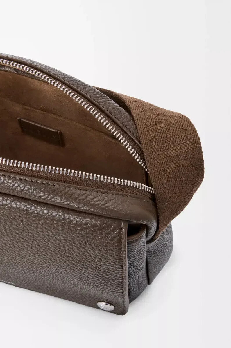 bolso bandolera mediano pebble en piel de becerro granulada flexible tundra