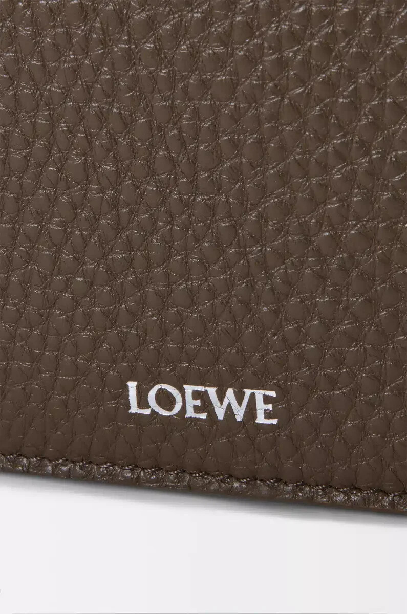 bolso bandolera mediano pebble en piel de becerro granulada flexible tundra