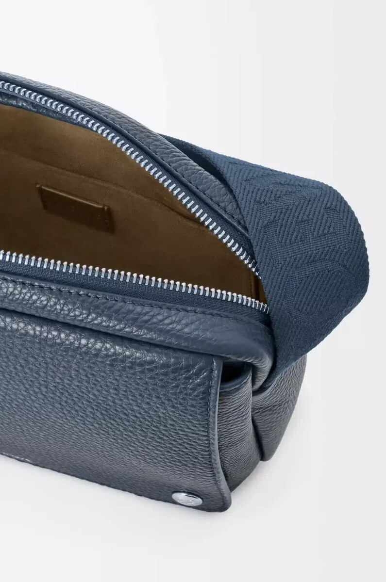 bolso bandolera mediano pebble de piel de becerro granulada flexible teñido índigo