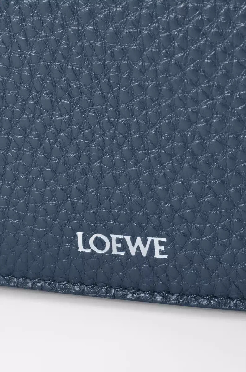 bolso bandolera mediano pebble de piel de becerro granulada flexible teñido índigo