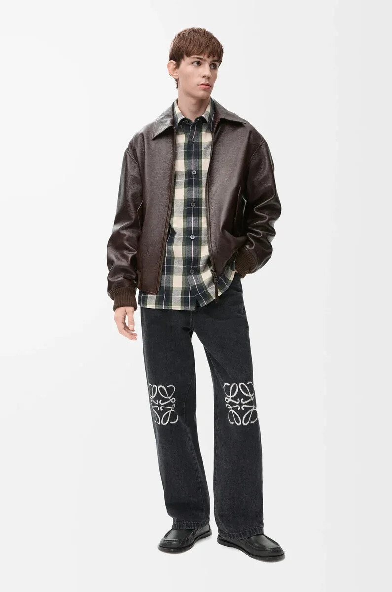 vaqueros holgados con anagrama en denim negro