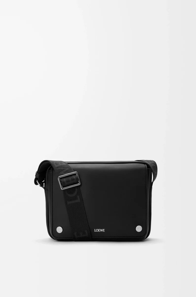 bolso bandolera mediano pebble de piel de becerro lisa color negro