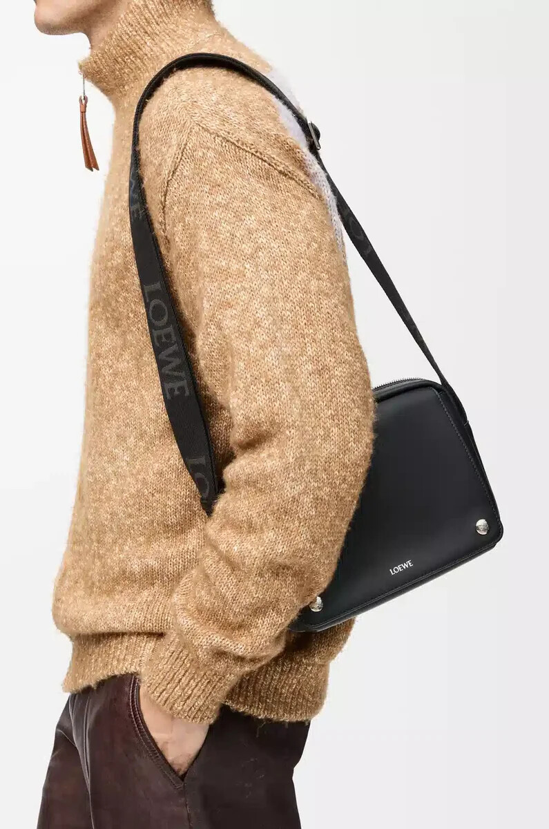 bolso bandolera mediano pebble de piel de becerro lisa color negro