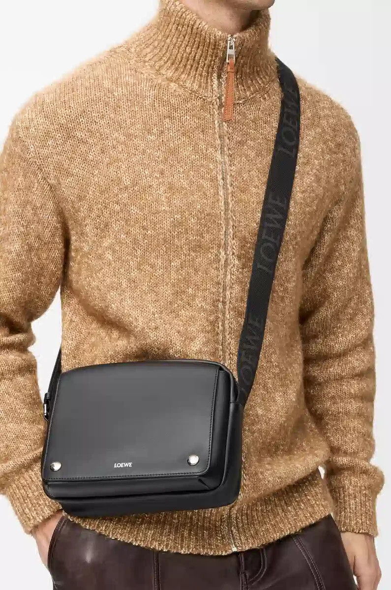 bolso bandolera mediano pebble de piel de becerro lisa color negro