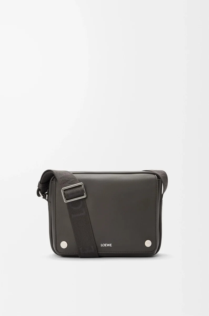 bolso bandolera mediano pebble de piel de becerro lisa color gris oscuro