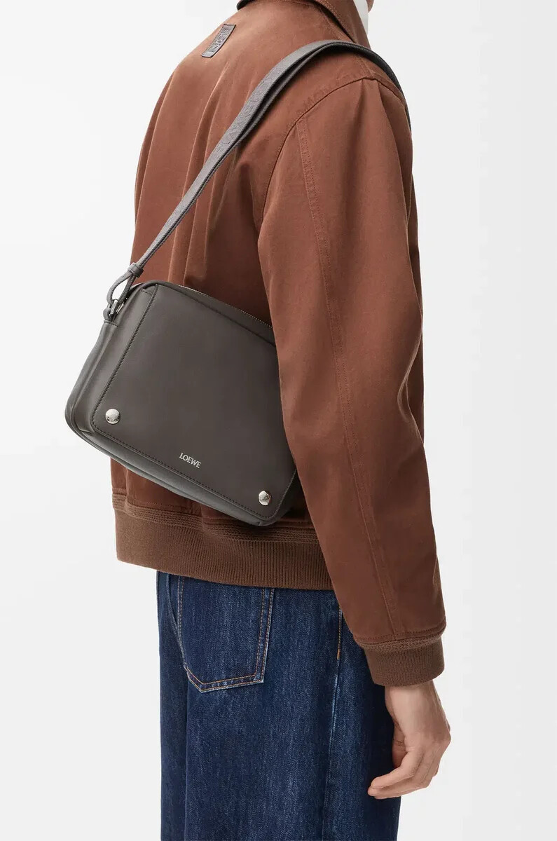 bolso bandolera mediano pebble de piel de becerro lisa color gris oscuro
