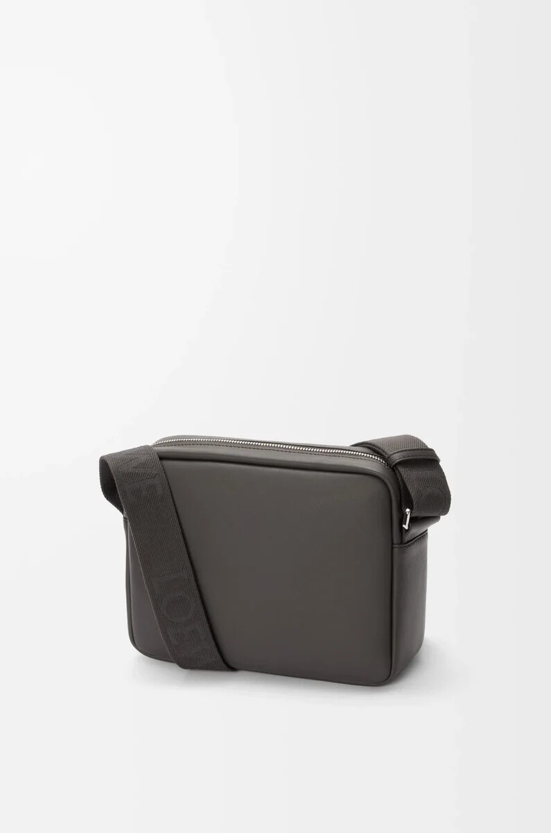 bolso bandolera mediano pebble de piel de becerro lisa color gris oscuro