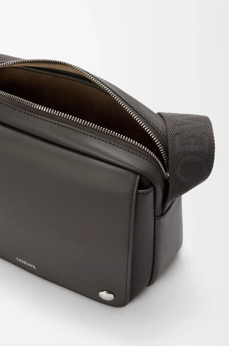 bolso bandolera mediano pebble de piel de becerro lisa color gris oscuro
