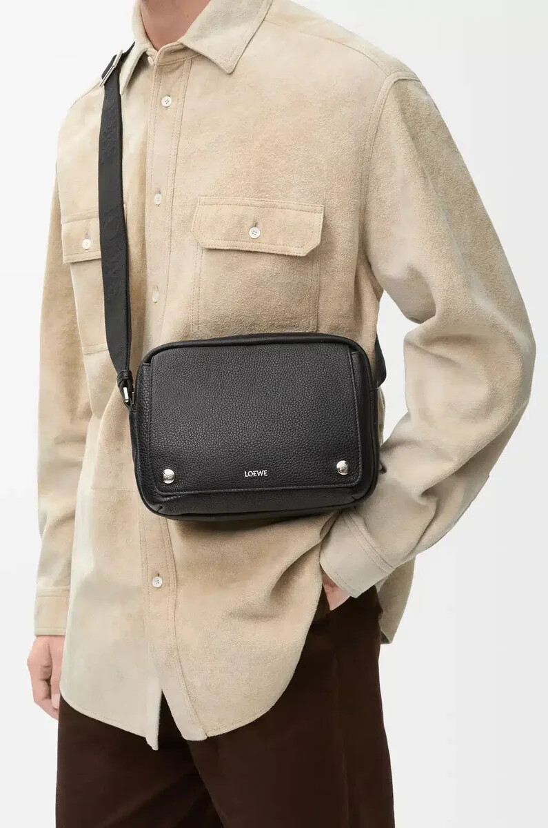 bolso bandolera mediano pebble de piel de becerro granulada flexible color negro