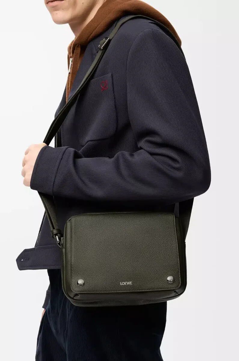bolso bandolera mediano pebble de piel de becerro granulada flexible color caqui oscuro