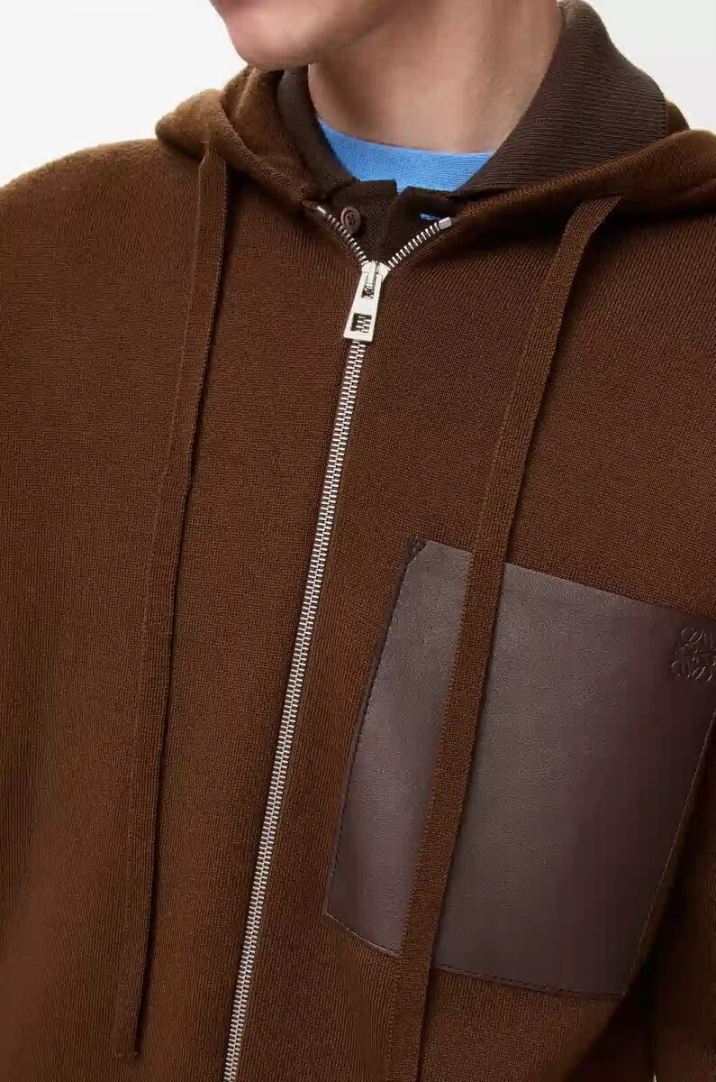sudadera con capucha y cremallera en lana marrón