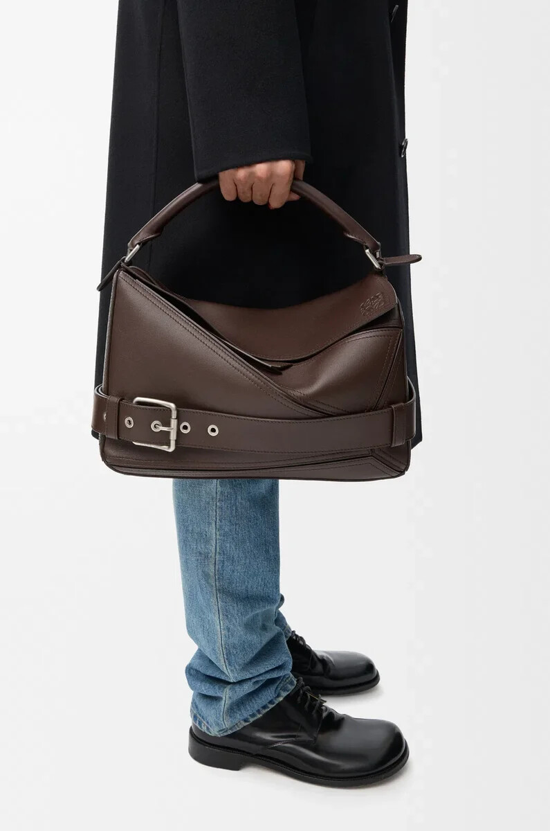bolso puzzle biker grande en piel de becerro brillante color castaño oscuro