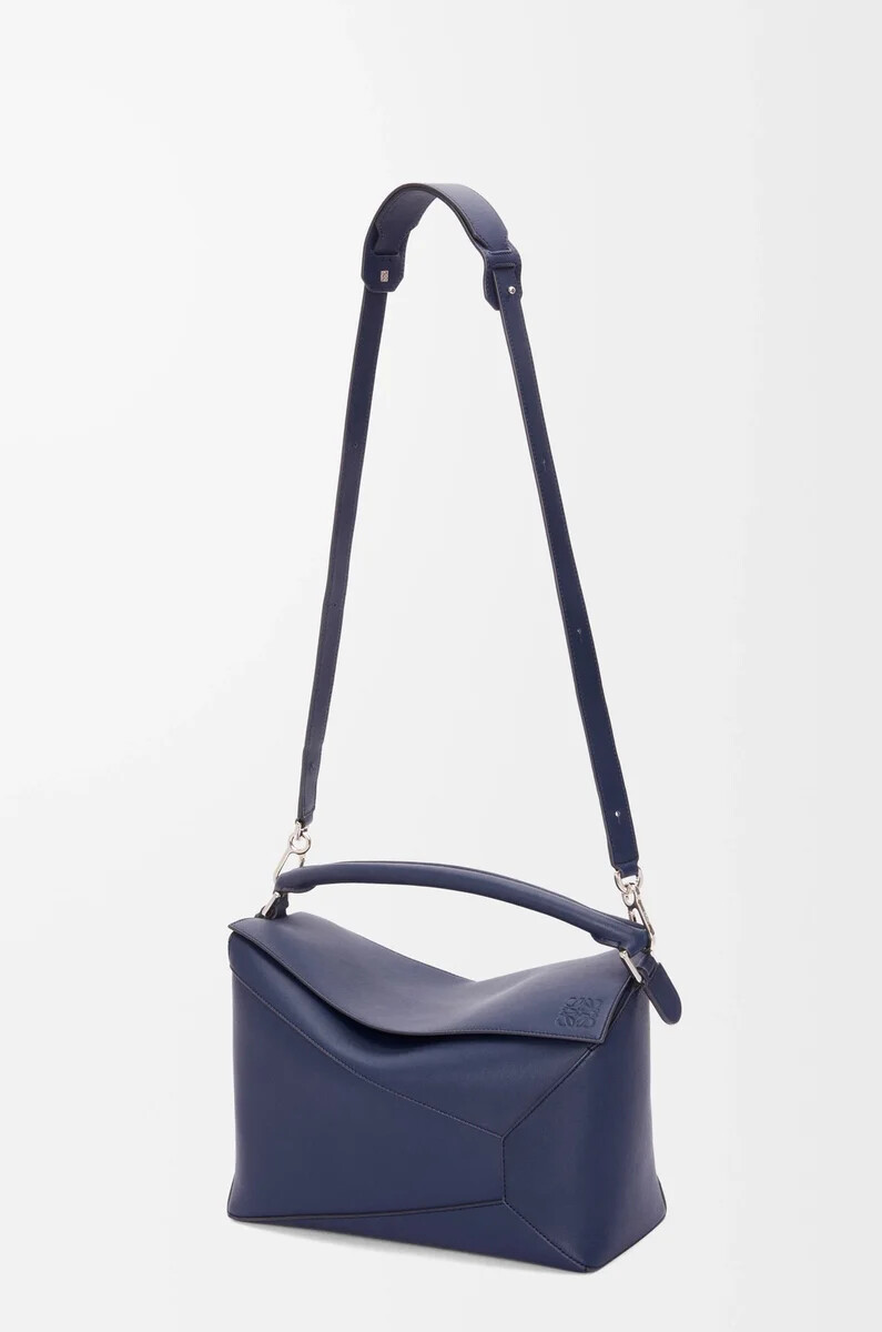 bolso grande puzzle edge en piel de becerro clásica azul abismo