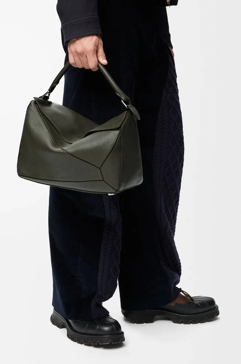 bolso puzzle grande en piel de becerro granulada flexible color caqui oscuro