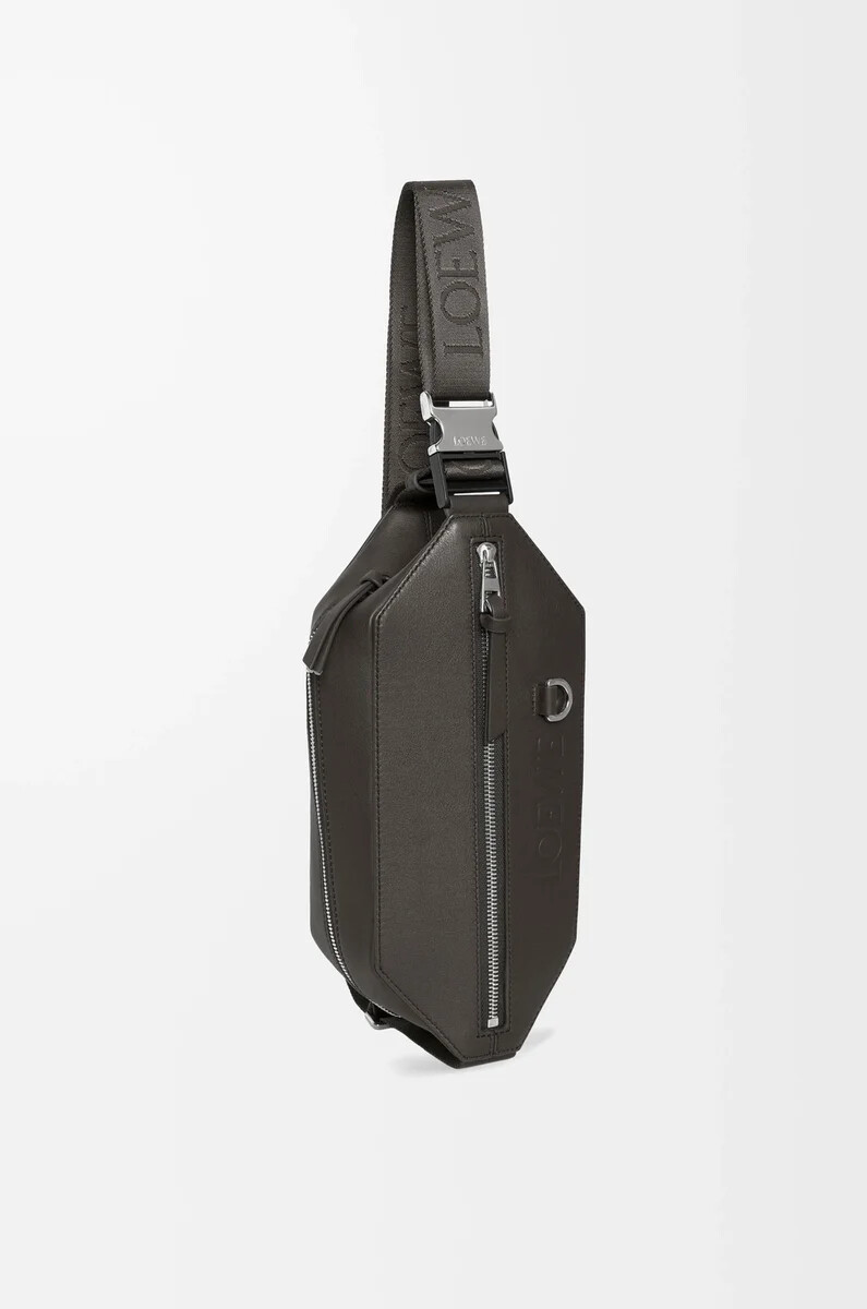 bandolera convertible en piel de becerro clásica gris oscuro