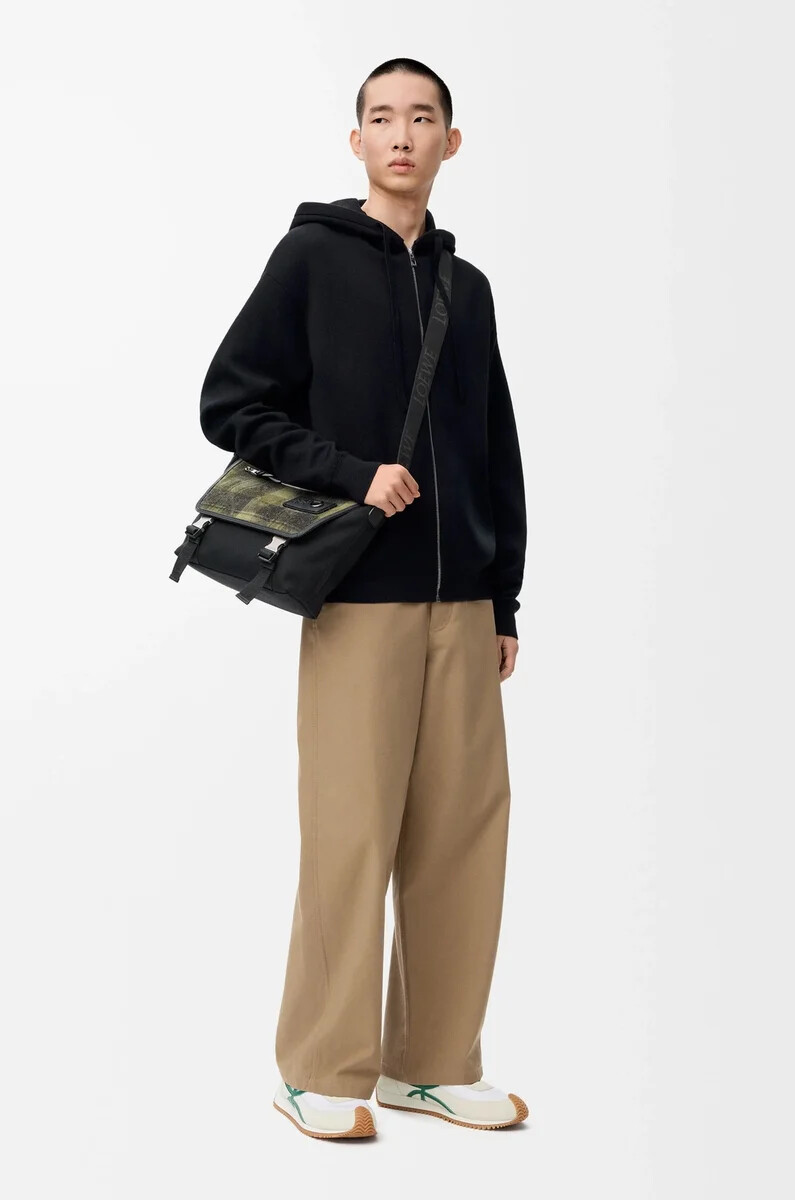 sudadera con capucha y cremallera con anagrama en lana negra