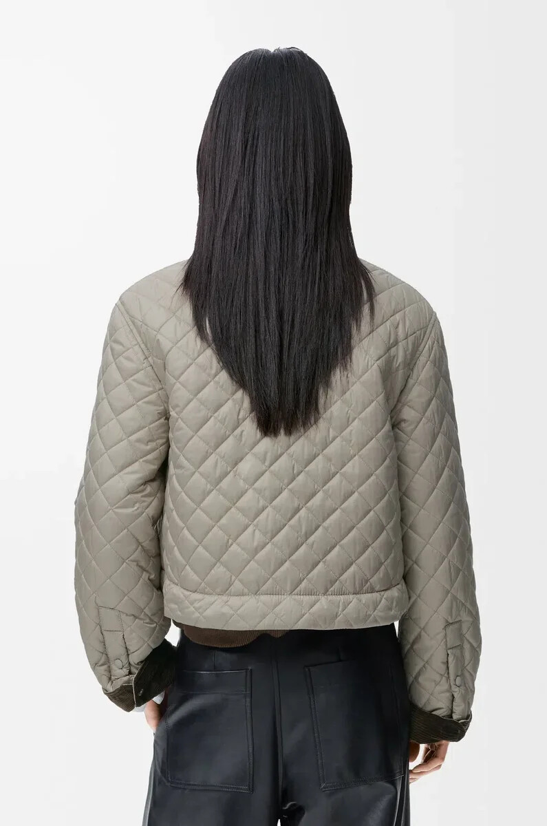 chaqueta corta en tejido técnico gris medio