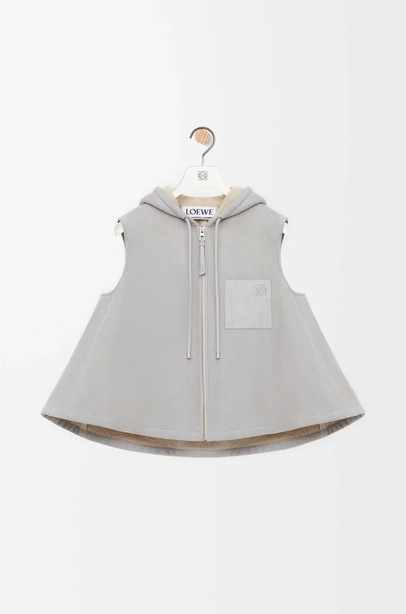 chaleco con capucha en piel de oveja gris claro melange