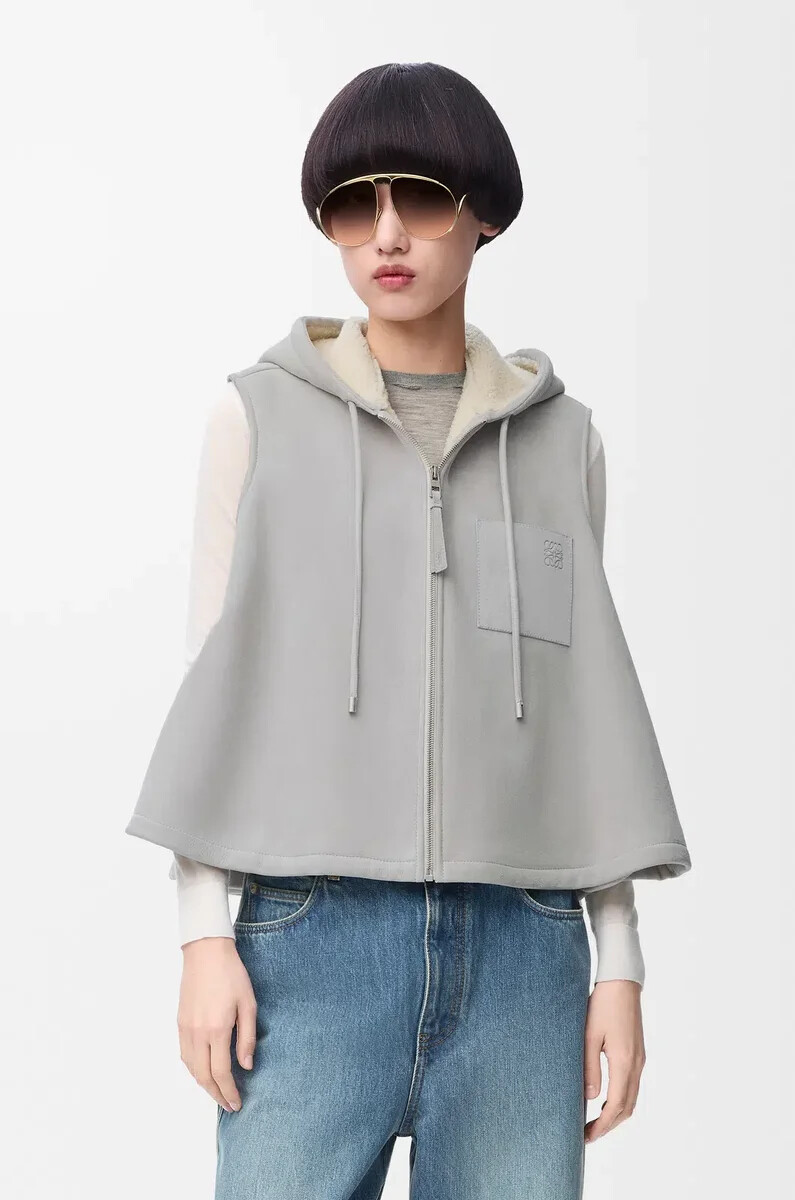 chaleco con capucha en piel de oveja gris claro melange