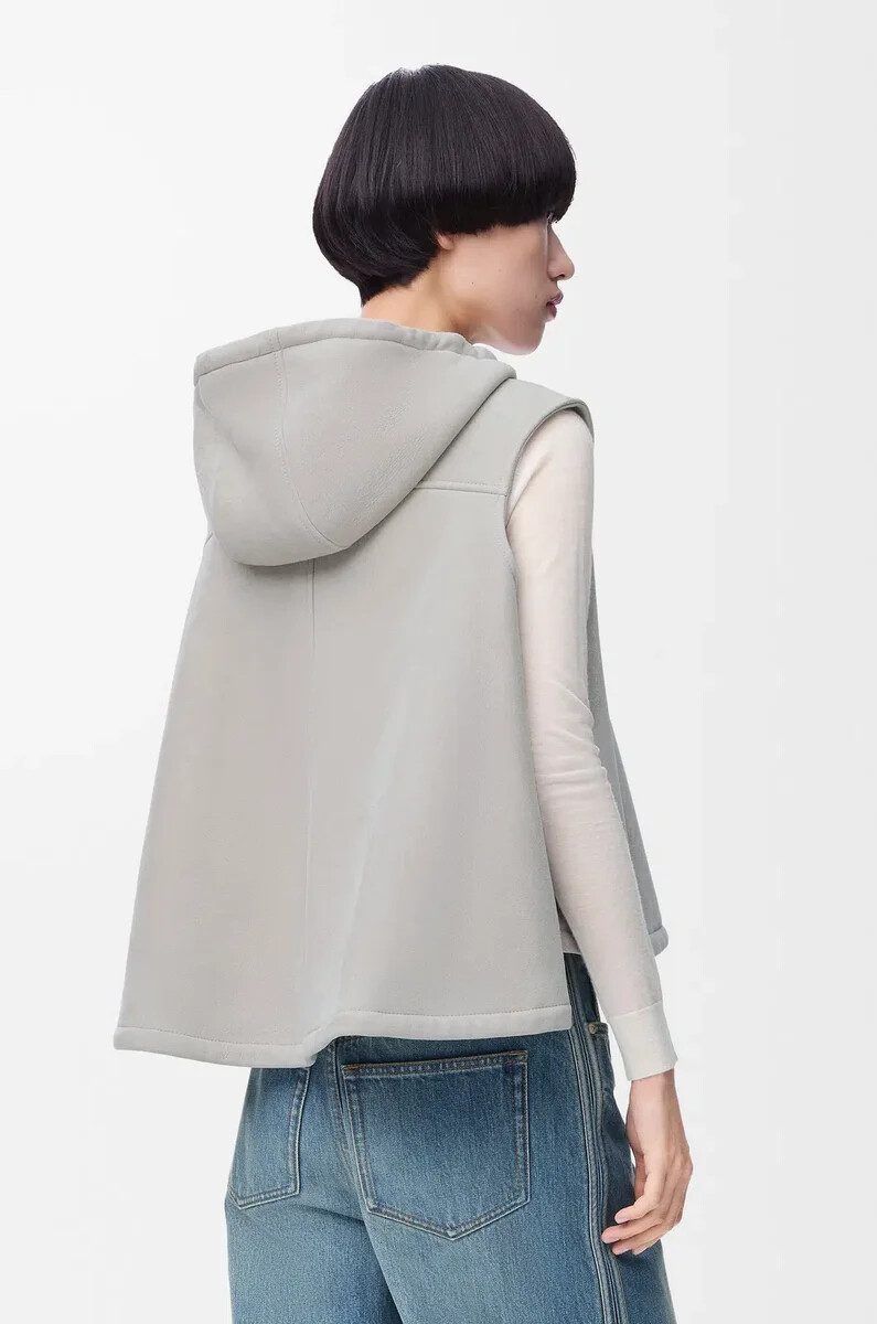 chaleco con capucha en piel de oveja gris claro melange
