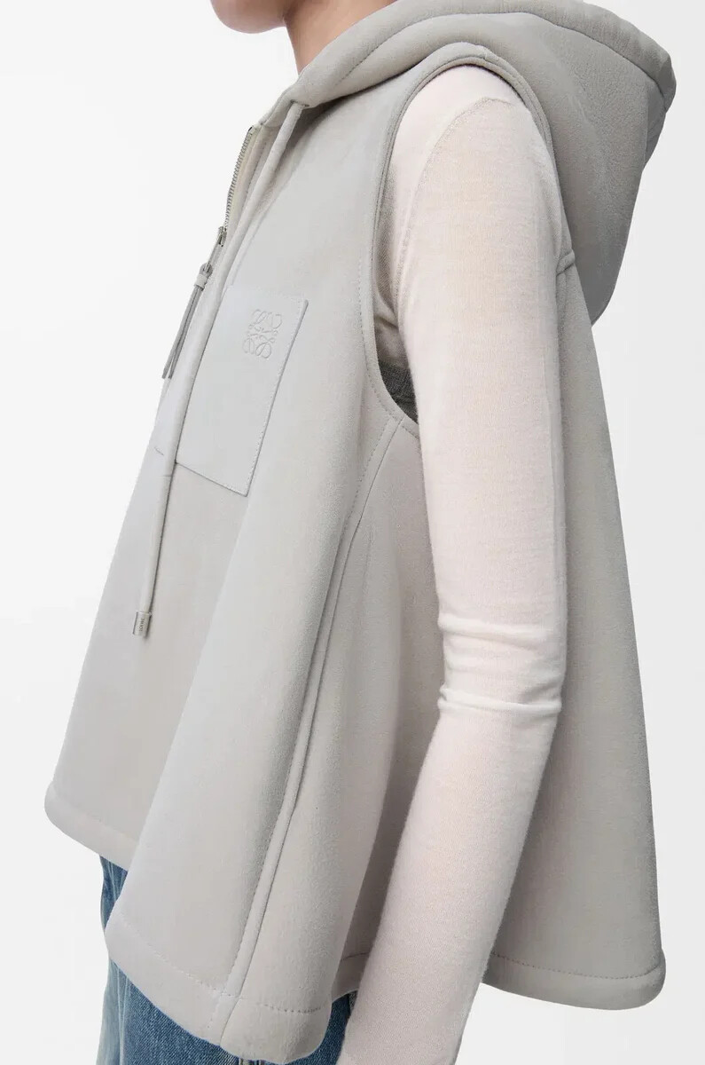 chaleco con capucha en piel de oveja gris claro melange