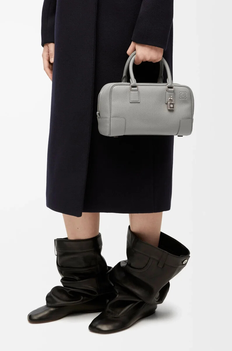 bolso amazona 23 en piel de becerro granulada suave color gris perla