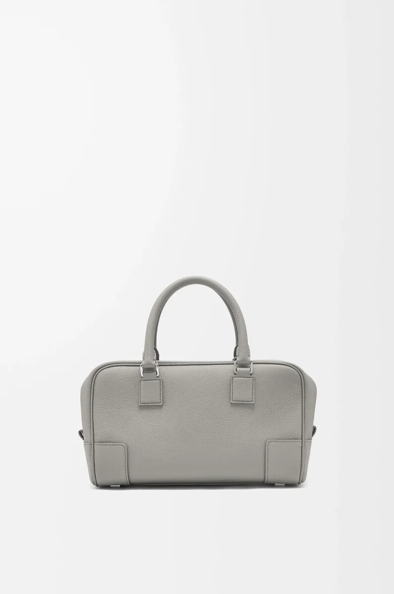 bolso amazona 23 en piel de becerro granulada suave color gris perla