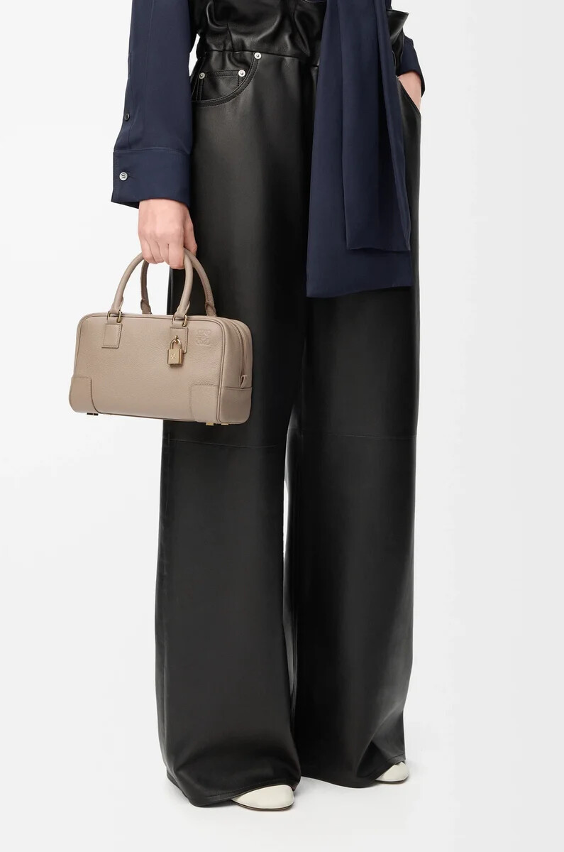 bolso amazona 23 en piel de becerro granulada suave arena