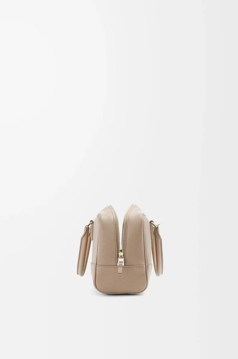 bolso amazona 23 en piel de becerro granulada suave arena