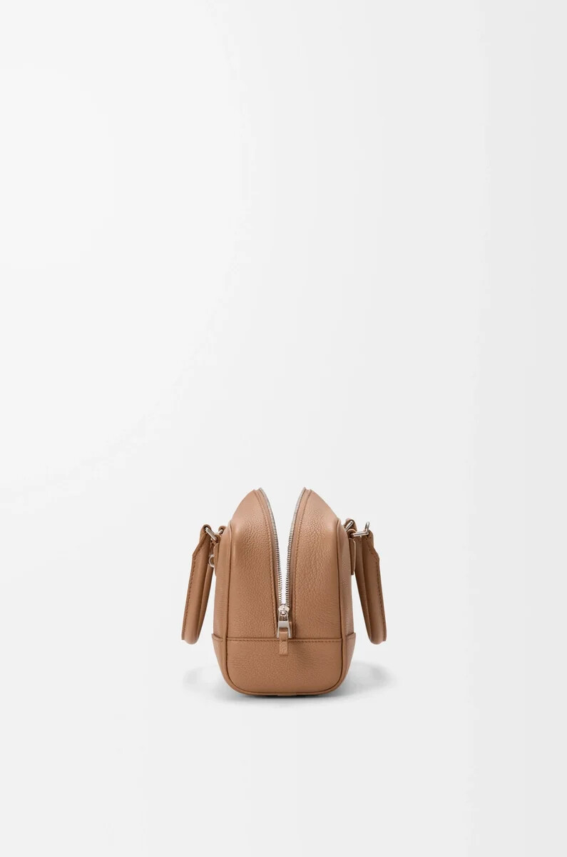 bolso amazona 23 en piel de becerro granulada suave color moca