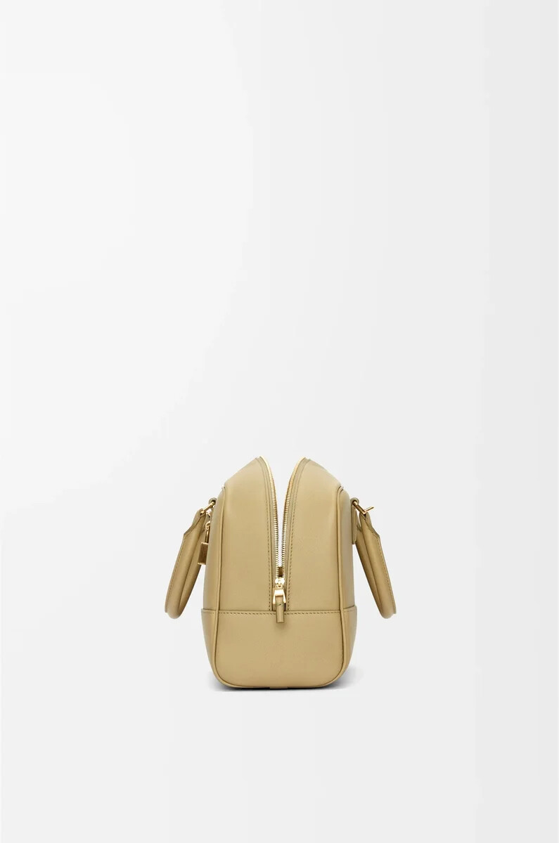 bolso amazona 28 en piel de becerro napa verde arcilla
