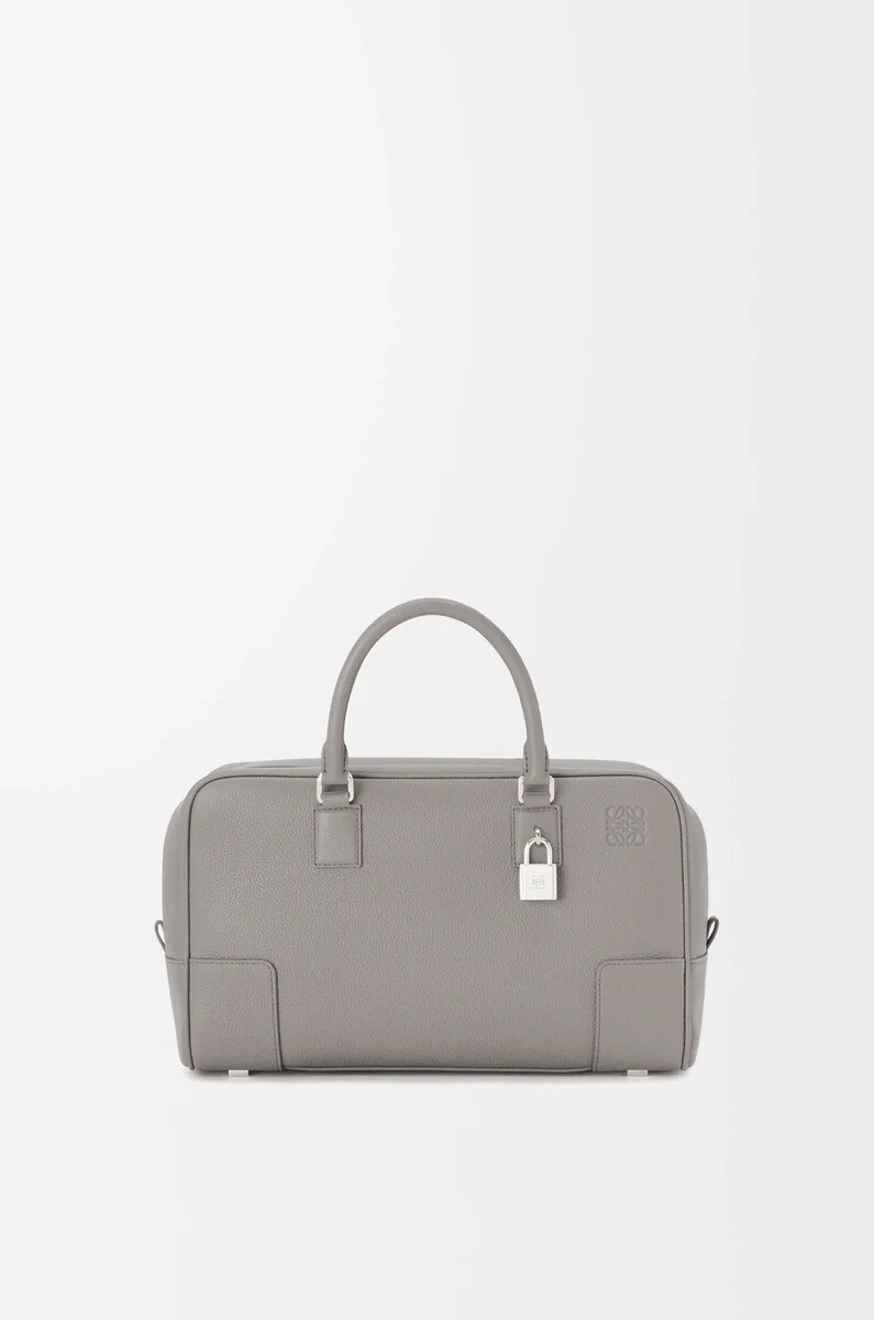 bolso amazona 28 en piel de becerro granulada suave color gris perla