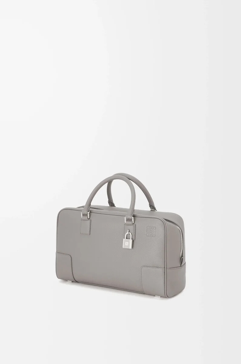 bolso amazona 28 en piel de becerro granulada suave color gris perla