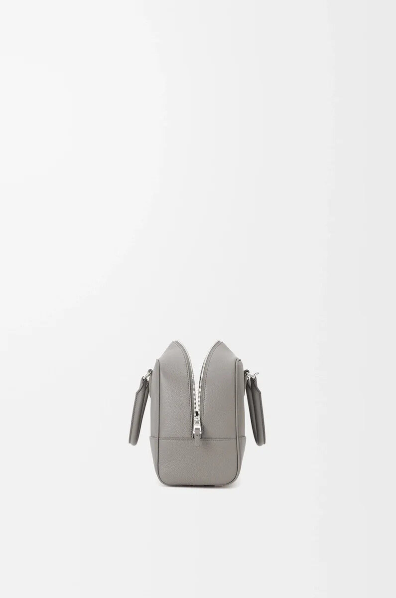 bolso amazona 28 en piel de becerro granulada suave color gris perla