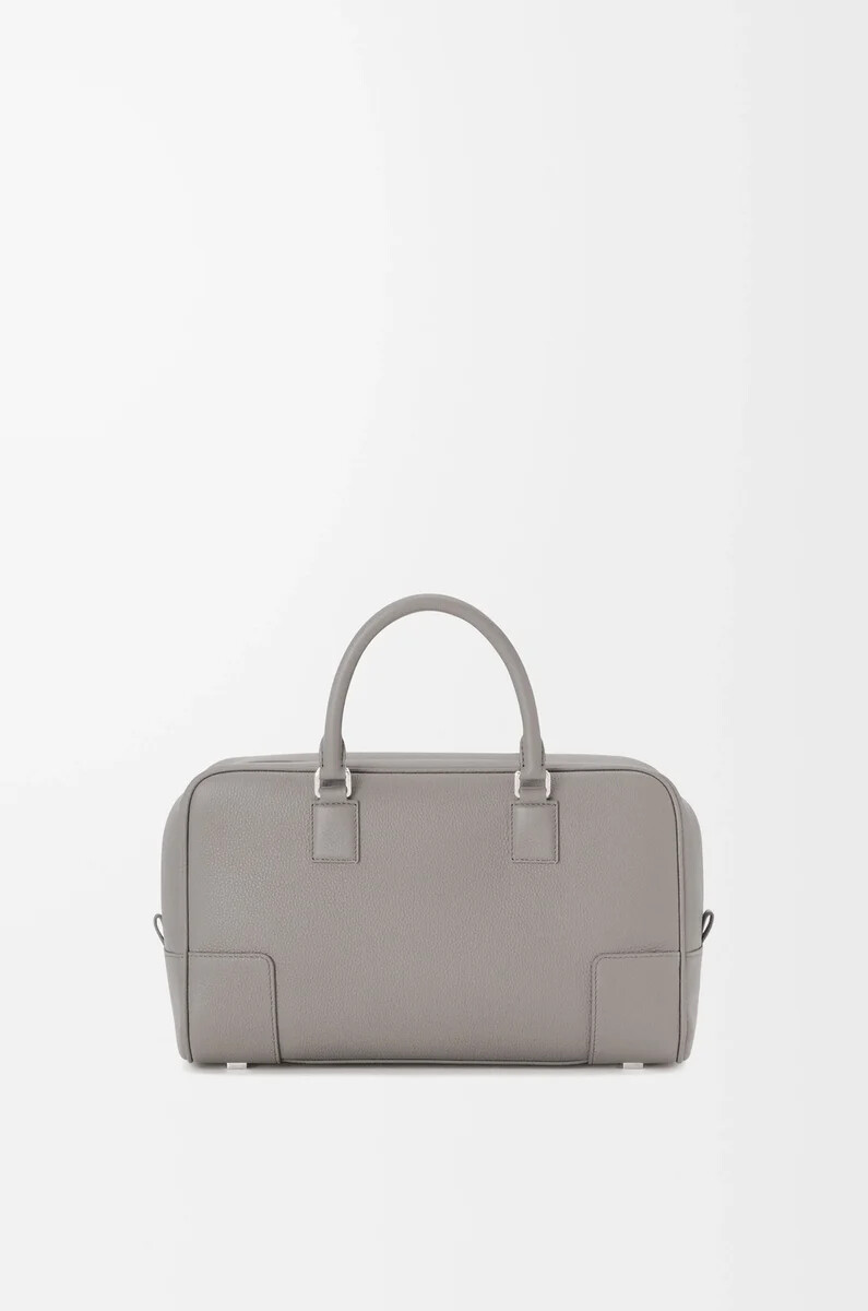 bolso amazona 28 en piel de becerro granulada suave color gris perla