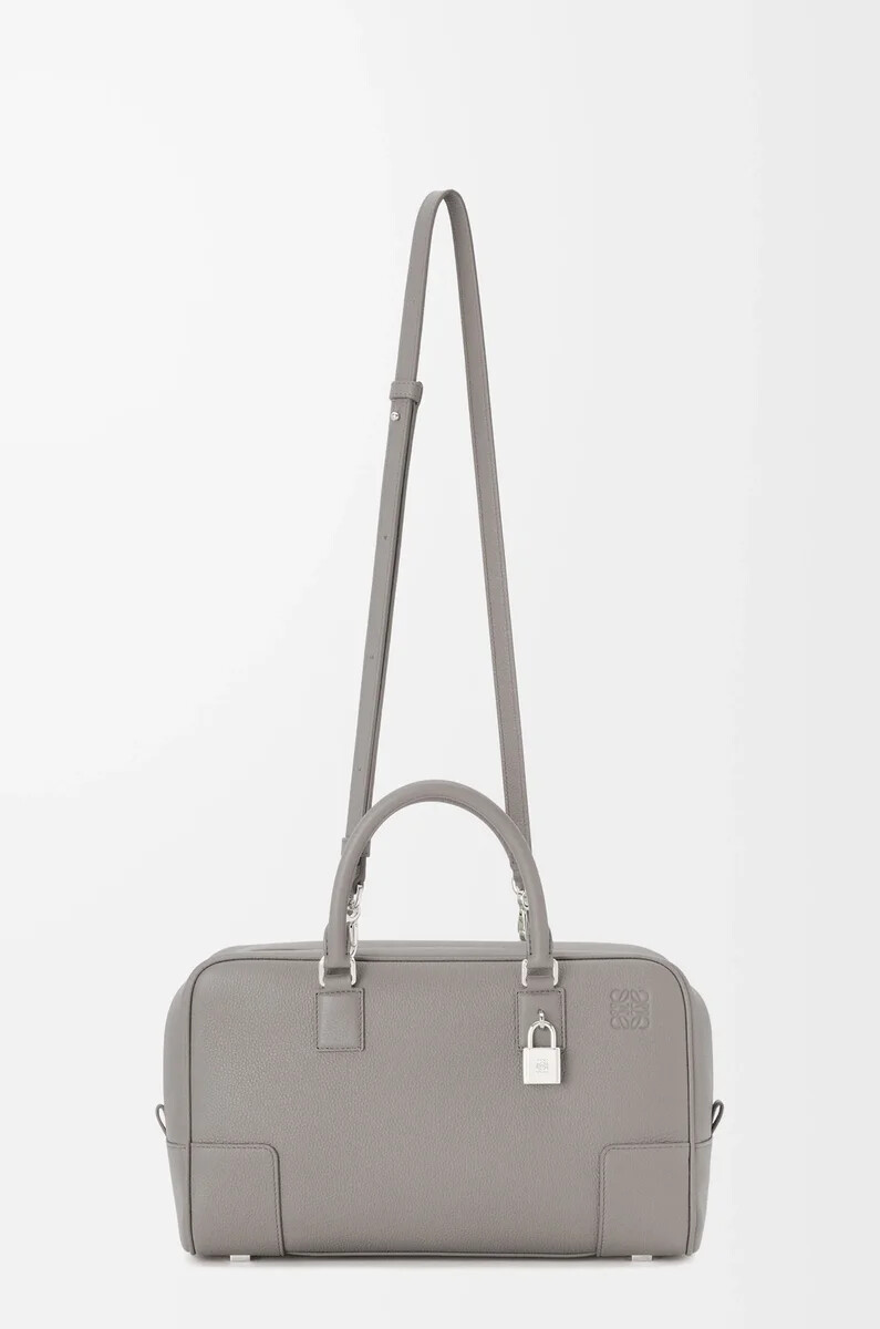 bolso amazona 28 en piel de becerro granulada suave color gris perla