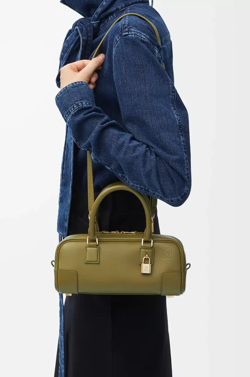 bolso cropped amazona 23 en napa de becerro color oliva