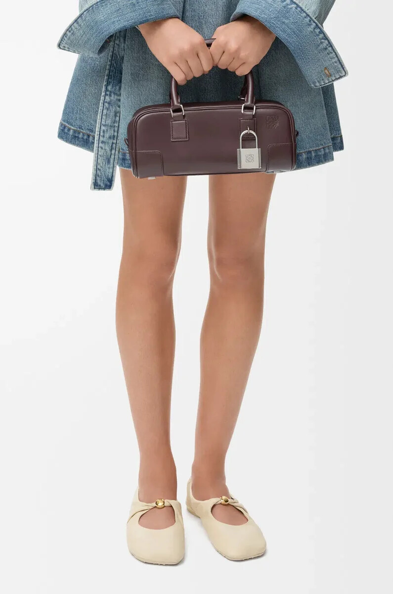 bolso cropped amazona 23 en piel de becerro brillante color castaño oscuro