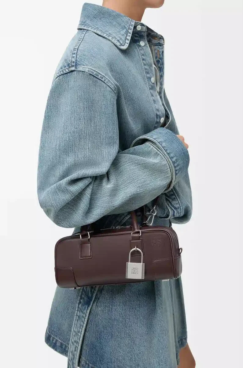 bolso cropped amazona 23 en piel de becerro brillante color castaño oscuro