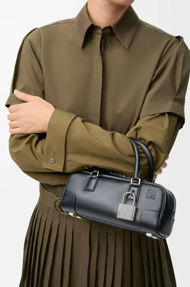 bolso cropped amazona 23 en piel de becerro brillante negro