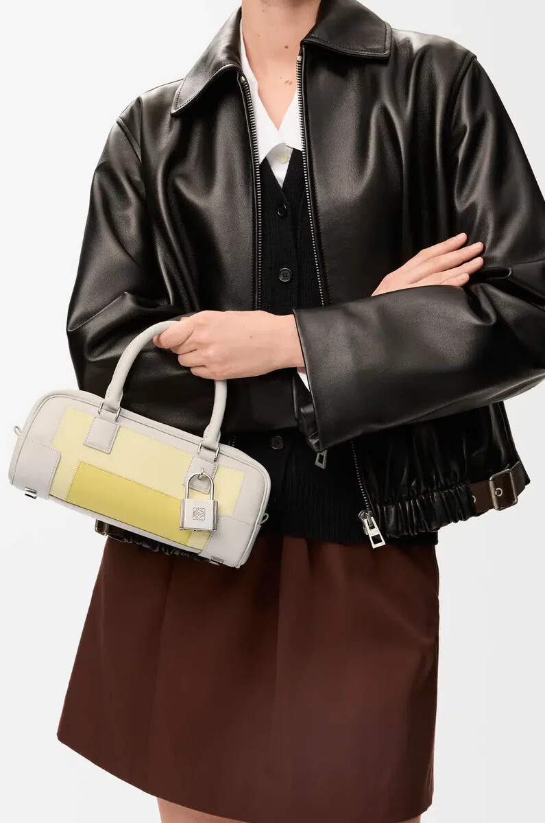 bolso cropped amazona 23 en napa de becerro gris pálidocitrino claro