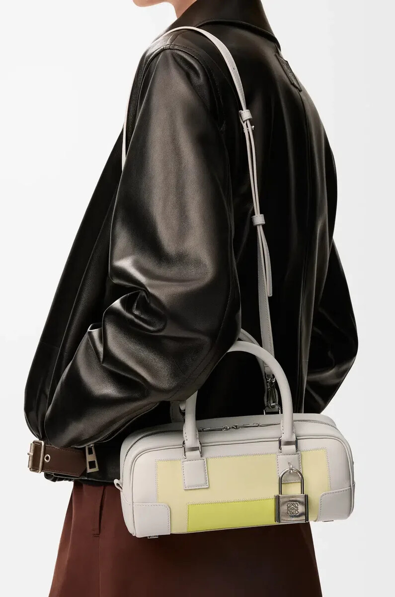 bolso cropped amazona 23 en napa de becerro gris pálidocitrino claro